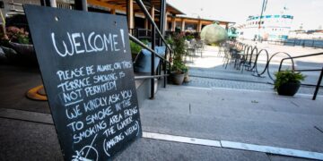 SEBUAH cafe mempunyai larangan merokok di Stockholm. - AFP