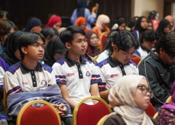 INISIATIF pendidikan percuma ini perlu dilaksanakan secara telus, adil dan menyeluruh agar tiada pelajar tercicir.