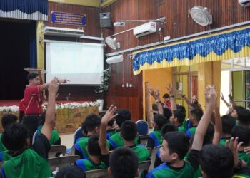BERI panduan kepada remaja tentang langkah pencegahan yang boleh diambil bagi mengelakkan diri daripada terlibat dengan gejala sosial.