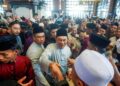 ANWAR Ibrahim beramah mesra dengan para jemaah selepas menunaikan solat sunat Aidiladha di Masjid Putra, Putrajaya, semalam.
– UTUSAN/FAISOL MUSTAFA