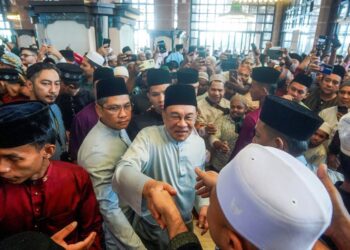 ANWAR Ibrahim beramah mesra dengan para jemaah selepas menunaikan solat sunat Aidiladha di Masjid Putra, Putrajaya, semalam. 
– UTUSAN/FAISOL MUSTAFA