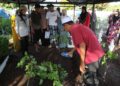 MOHD. Jamil Hussain (kanan) menyiram pusara arwah isterinya di Tanah Perkuburan Bidan Sari, Kampung Kok Bedullah, Tumpat, Kelantan hari ini.