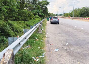 SAMPAH kelihatan  bertaburan di kiri dan kanan laluan Lingkaran Tengah Utama berdekatan Kechau, Lipis, Pahang.