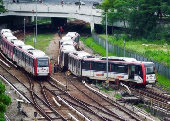 KEADAAN tren LRT yang tergelincir berhampiran Stesen Chan Sow Lin, Kuala Lumpur pagi semalam, mengakibatkan gangguan laluan Ampang-Sri Petaling. – UTUSAN/ISKANDAR ISHAK