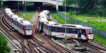 KEADAAN tren LRT yang tergelincir berhampiran Stesen Chan Sow Lin, Kuala Lumpur pagi semalam, mengakibatkan gangguan laluan Ampang-Sri Petaling. – UTUSAN/ISKANDAR ISHAK