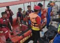 MAYAT ditemukan kira-kira 100 meter dari lokasi dipercayai dia hilang di Pantai Tengah, Langkawi. - IHSAN BOMBA