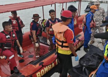 MAYAT ditemukan kira-kira 100 meter dari lokasi dipercayai dia hilang di Pantai Tengah, Langkawi. - IHSAN BOMBA