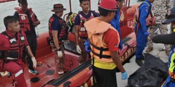 MAYAT ditemukan kira-kira 100 meter dari lokasi dipercayai dia hilang di Pantai Tengah, Langkawi. - IHSAN BOMBA