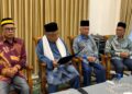 NOTIS untuk mengarahkan jemputan ke Sidang khas Dewan Keadilan dan Undang Negeri Sembilan telah ditandatangani oleh Undang Yang Empat termasuk Undang Luak Sungai Ujong yang didakwa sudah dipecat, Datuk Mubarak Thahak (dua dari kiri).