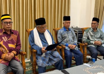 NOTIS untuk mengarahkan jemputan ke Sidang khas Dewan Keadilan dan Undang Negeri Sembilan telah ditandatangani oleh Undang Yang Empat termasuk Undang Luak Sungai Ujong yang didakwa sudah dipecat, Datuk Mubarak Thahak (dua dari kiri).