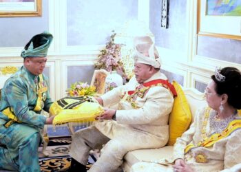 TUANKU Syed Faizuddin Putra Jamalullail 
mengetuai senarai penerima darjah
kebesaran sempena Ulang Tahun Keputeraan Raja Perlis, Tuanku Syed Sirajuddin Jamalullail Ke-83 bagi sesi pertama di Istana Arau, Perlis hari ini.-UTUSAN