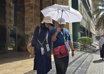 JEMAAH haji Malaysia menggunakan payung atau memakai topi bagi mengelakkan kesan cuaca panas mencecah lebih 40 darjah Celsius ketika berada di sekitar Mekah.