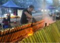 ADNAN Ibrahim memasak lemang Sarawak yang turut menerima tempahan pembeli dari Singapura.