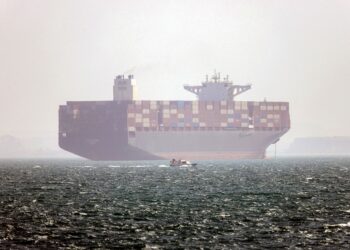 KAPAL kontena Hamouna berbendera Iran berlabuh ketika sebuah bot laju kecil melintasi Selat Hormuz berhampiran bandar Abbas di selatan Iran.- AFP