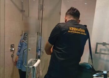 ANGGOTA penguatkuasa MBAS melaksanakan pemeriksaan ke atas sebuah hotel yang tular di media sosial kerana kotor di Alor Setar, Kedah semalam.