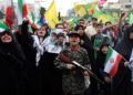 SEORANG budak lelaki berpakaian seperti tentera sambil memegang replika senapang semasa perhimpunan solidariti dan sokongan terhadap pemimpin tertinggi Iran baharu, Ayatollah Mojtaba Khamenei di Teheran.- AFP