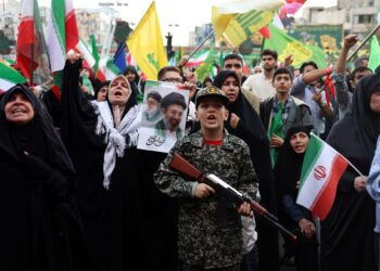 SEORANG budak lelaki berpakaian seperti tentera sambil memegang replika senapang semasa perhimpunan solidariti dan sokongan terhadap pemimpin tertinggi Iran baharu, Ayatollah Mojtaba Khamenei di Teheran.- AFP