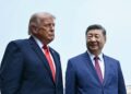 XI Jinping (kanan) dan Trump, ketika melawat Kuil Syurga di Beijing semalam. -  AFP