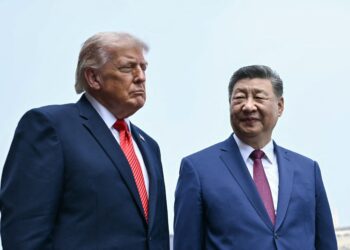 XI Jinping (kanan) dan Trump, ketika melawat Kuil Syurga di Beijing semalam. -  AFP