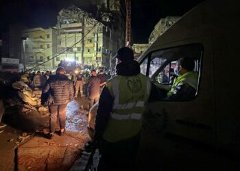 ORANG ramai berkumpul di lokasi serangan udara Israel yang menyasarkan kawasan pinggir bandar selatan Beirut di kawasan kejiranan Haret Hreik, kelmarin.- AFP