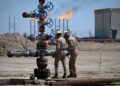PEKERJA Syarikat Minyak Basra bertugas di Lapangan Minyak dan Gas Nahr Bin Umar di pinggir bandar Basra, selatan Iraq.- AFP