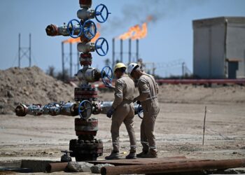 PEKERJA Syarikat Minyak Basra bertugas di Lapangan Minyak dan Gas Nahr Bin Umar di pinggir bandar Basra, selatan Iraq.- AFP