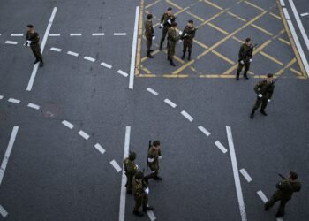 ANGGOTA tentera Russia menunggu raptai perarakan sempena Hari Kemenangan, yang diadakan di Dataran Merah, di Moscow kelmarin.- AFP