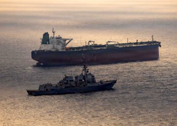KAPAL pemusnah USS Rafael Peralta melaksanakan sekatan maritim terhadap kapal tangki minyak berbendera Iran, Herby, ketika cuba belayar menuju pelabuhan Iran.- AFP