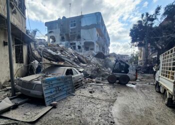 JENGKAUT membersihkan serpihan dan runtuhan di luar bangunan yang rosak susulan pengeboman semalaman oleh Israel di bandar Tyre di selatan Lubnan.- AFP