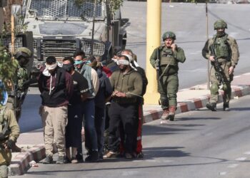 ASKAR-askar Israel menahan beberapa penduduk Palestin di Dura. - AFP