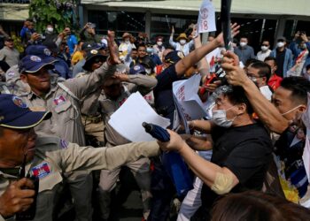 WARGA China dan Kemboja yang dipercayai pemiutang Huione Pay bertempur dengan polis serta anggota keselamatan semasa protes berhampiran ibu pejabat Bank Negara Kemboja di Phnom Penh pada 27 April lalu.- AFP
