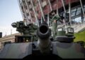 SEORANG anggota tentera Poland berdiri di atas kereta kebal Abrams buatan AS ketika pameran di Warsaw.- AFP