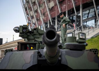 SEORANG anggota tentera Poland berdiri di atas kereta kebal Abrams buatan AS ketika pameran di Warsaw.- AFP