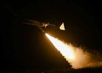 SEBUAH dron dilancarkan dari lokasi yang tidak didedahkan di Ukraine pada 16 Mei lalu,. - AFP