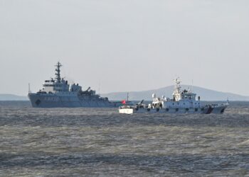 CHINA menempatkan kapal-kapalnya dekat Taiwan. - AFP