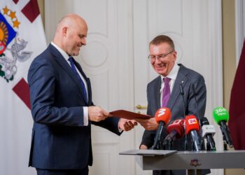 EDGARS Rinkevics (kanan) menyerahkan arahan kepada Andris Kulbergs (kiri) membentuk Kabinet menteri baharu selepas bertemu semua fraksi dalam Saeima di Parlimen Latvia. - AFP