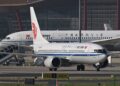 SEBUAH pesawat Air China Boeing 737 MAX 8 bergerak di landasan di hadapan sebuah Air China Boeing 787-9 Dreamliner di Lapangan Terbang Antarabangsa Beijing Capital di Beijing.- AFP