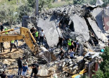 PASUKAN kecemasan dan penduduk mencari mangsa di celah runtuhan di lokasi serangan udara Israel di kampung selatan Saksakieh, Lubnan.- AFP