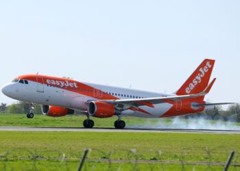 PESAWAT EasyJet terpaksa mendarat cemas kerana ‘power bank’ di Rom. - AFP