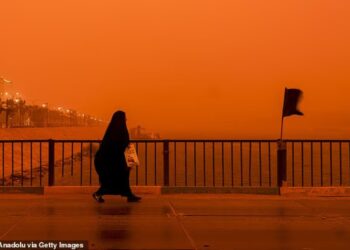 LANGIT bertukar menjadi jingga akibat ribut pasir melanda Najaf, kelmarin. - GETTY IMAGE/ANADOLU