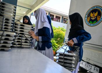 PROGRAM makanan percuma untuk pelajar dilaksanakan oleh kerajaan Indonesia. - AFP
