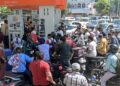 SEJUMLAH penunggang motosikal mengisi minyak di Amritsar, 27 Mac lalu. - AFP