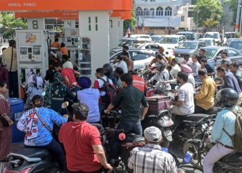 SEJUMLAH penunggang motosikal mengisi minyak di Amritsar, 27 Mac lalu. - AFP