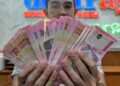 RUPIAH kini mengalami kemerosotan berbanding dolar AS. - AFP