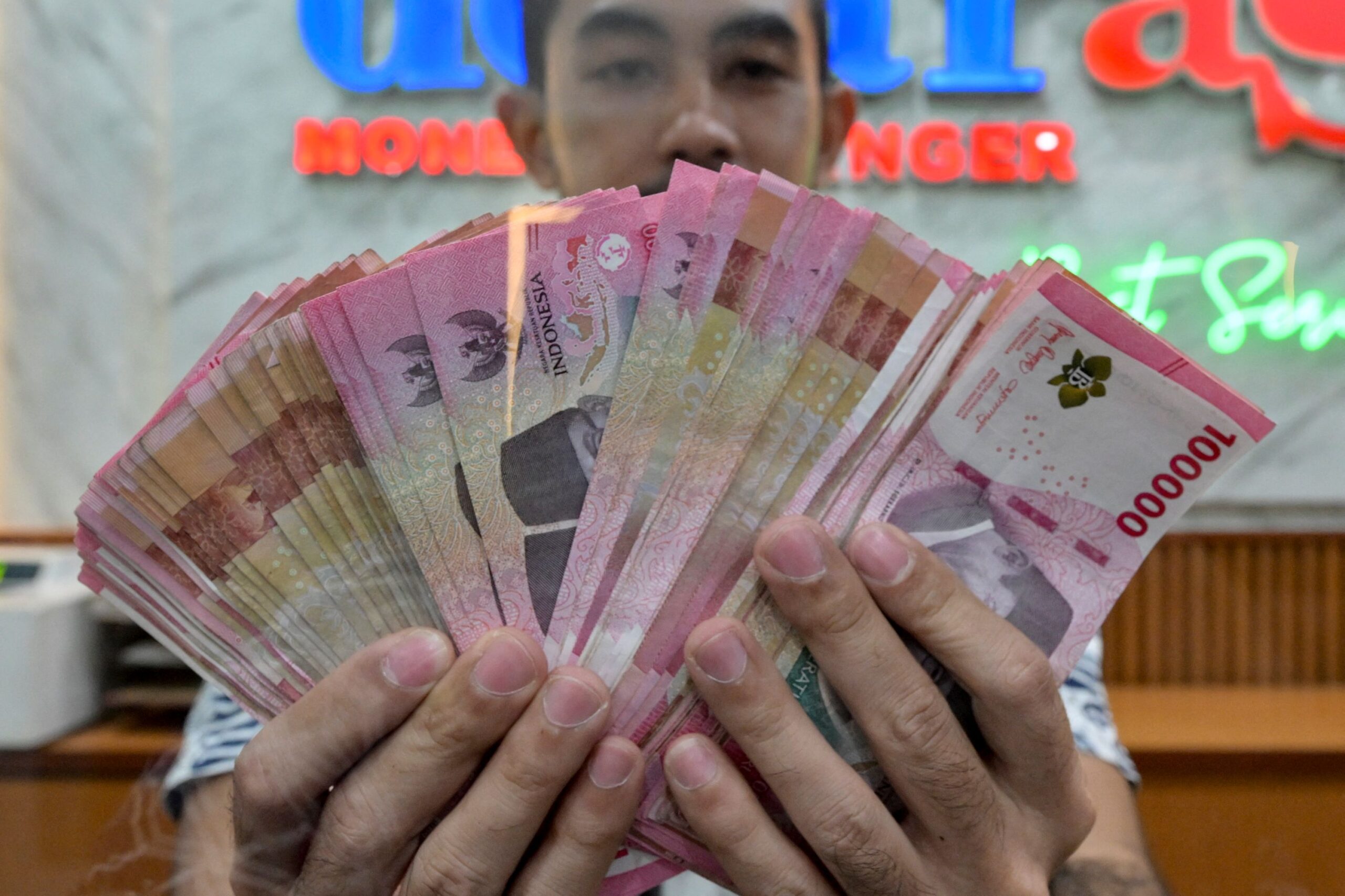Kejatuhan rupiah paksa syarikat Indonesia ambil langkah berjimat cermat Kejatuhan rupiah paksa syarikat Indonesia ambil langkah berjimat cermat