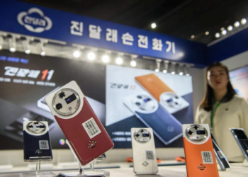 TELEFON pintar Jindallae dipamerkan ketika pembukaan Pameran Perdagangan Antarabangsa Musim Bunga Pyongyang ke-24 di Dewan Central Youth di Pyongyang.-AFP