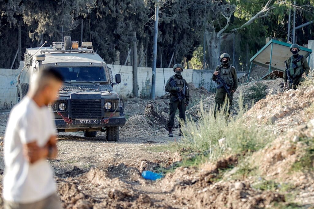 Peneroka haram Yahudi paksa keluarga Palestin gali kubur bapa