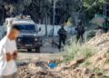ASKAR Israel mengawal kawasan perkuburan Muslim di Jenin. - AFP
