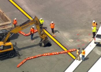 SEBUAH lubang benam terbentuk di Lapangan Terbang LaGuardia, New York. - CBS