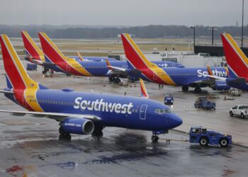 ROBOT tidak dibenarkan menaiki semua pesawat Southwest Airlines. - AFP